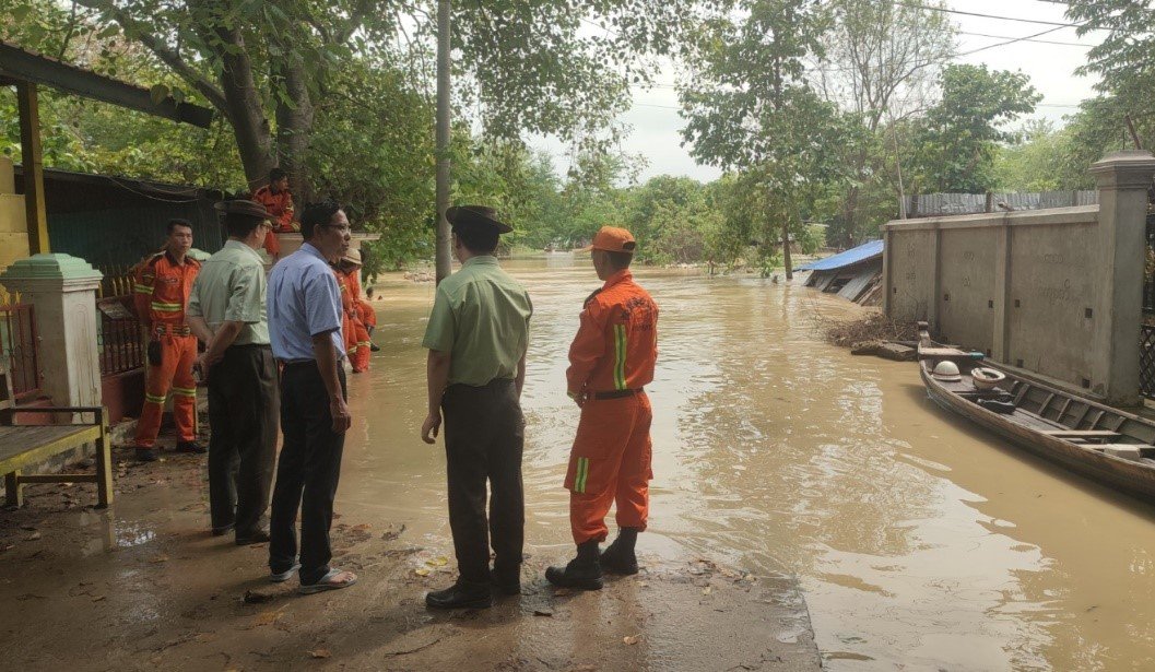ရေဦးမြို့၊ အောင်မင်္ဂလာရပ်ကွက်အနိမ့်ပိုင်း၌ မူးမြစ်ရေမြင့်တက်လာမှုကြောင့် ရပ်ကွက်အတွင်းသို့ မြစ်ရေစီးဝင်ရောက်မှုအခြေအနေအား ကြည့်ရှု စစ်ဆေး