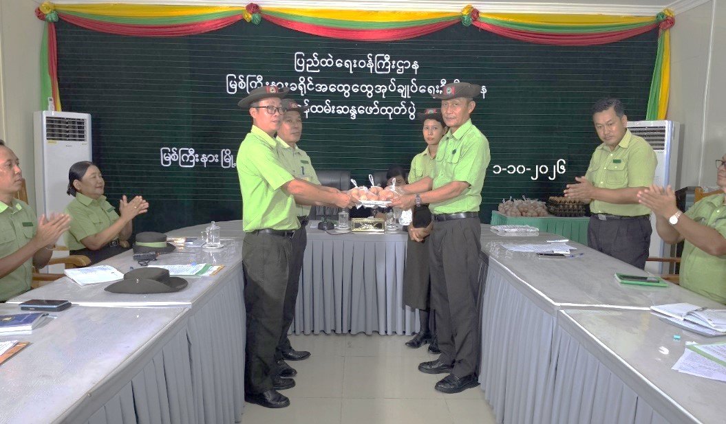 မြစ်ကြီးနားခရိုင်အထွေထွေအုပ်ချုပ်ရေးဦးစီးဌာနရုံးအစည်းအဝေးခန်းမ၌ ဝန်ထမ်း ဆန္ဒဖော်ထုတ်ပွဲ(၇/ ၂၀၆)အား ကျင်းပဆောင်ရွက်ခဲ့ပြီး အခမ်းအနားတွင် ဝန်ထမ်းများအား အခြေခံ စားသောက်ကုန်များနှင့် ဝန်ထမ်းမိသားစုဝင်ကျောင်းသား/သူ များအတွက် ပညာသင်စရိတ်များ ထောက်ပံ့ ပေးအပ်