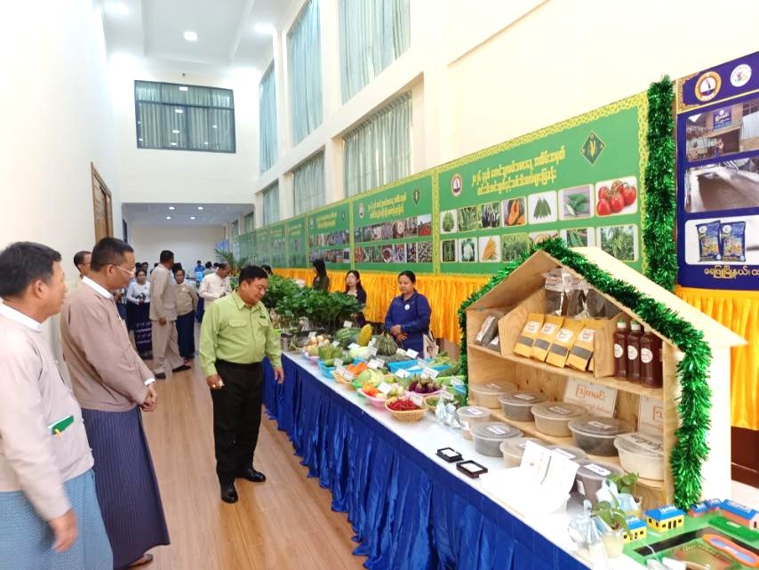 တနင်္သာရီတိုင်းဒေသကြီး၊ ထားဝယ်ခရိုင်၊ ထားဝယ်မြို့၊ မြို့တော်ခန်းမ၌ ကျင်းပပြုလုပ်သည့် (၆၄) နှစ်မြောက် တောင်သူလယ်သမားနေ့ အခမ်းအနားသို့တက်ရောက်၍ ပြခန်းများအား ကြည့်ရှုအားပေး