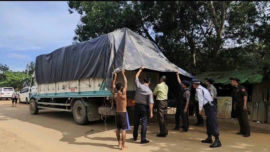 ကချင်ပြည်နယ်၊ မြစ်ကြီးနားခရိုင်၊ မြစ်ကြီးနားမြို့နယ်၊ လွယ်ခေါကျေးရွာအုပ်စု၊ (၂၁)မိုင်ပူးပေါင်း စစ်ဆေးရေးဂိတ်၌ ကုန်ပစ္စည်းတင် မော်တော်ယာဉ်များအား တရားမဝင်ကုန်ပစ္စည်းများ သယ်ဆောင်မှု မရှိစေရေး ရှောင်တခင်စစ်ဆေး