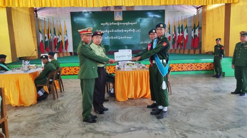 ရမည်းသင်းမြို့နယ်၊ မြင်းနားကျေးရွာအုပ်စု၊ ရွှေနန်းပေါ်ကျေးရွာ၊ အမှတ်(၃)စစ်အခြေခံလေ့ကျင့်ရေးတပ်ရှိ စစ်ရေးပြကွင်း၌ ကျင်းပပြုလုပ်သည့် ပြည်သူ့စစ်မှုထမ်း သင်တန်းအမှတ်စဥ်(၂၇)သင်တန်းဆင်းပွဲအခမ်းအနား