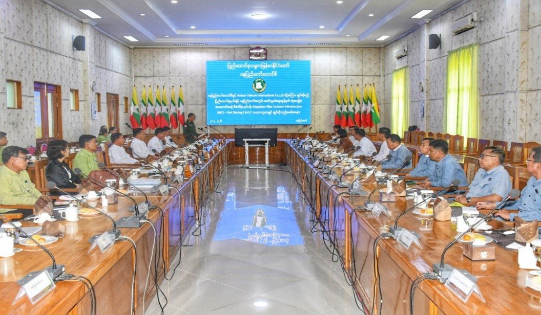 ပြည်ထောင်စုနယ်မြေ၊ နေပြည်တော်ကောင်စီရုံး အစည်းအဝေးခန်းမ(၁)၌ ဆက်သွယ်ရေးကွန်ရက် ဘုံအခြေခံအဆောက်အဦစီမံကိန်းလုပ်ငန်း NayPyiTaw Fiber Common Infrastructure (NFCI-Port Sharing)B-O-T သဘောတူစာချုပ်ချုပ်ဆိုသည့်အခမ်းအနားသို့ တက်ရောက်