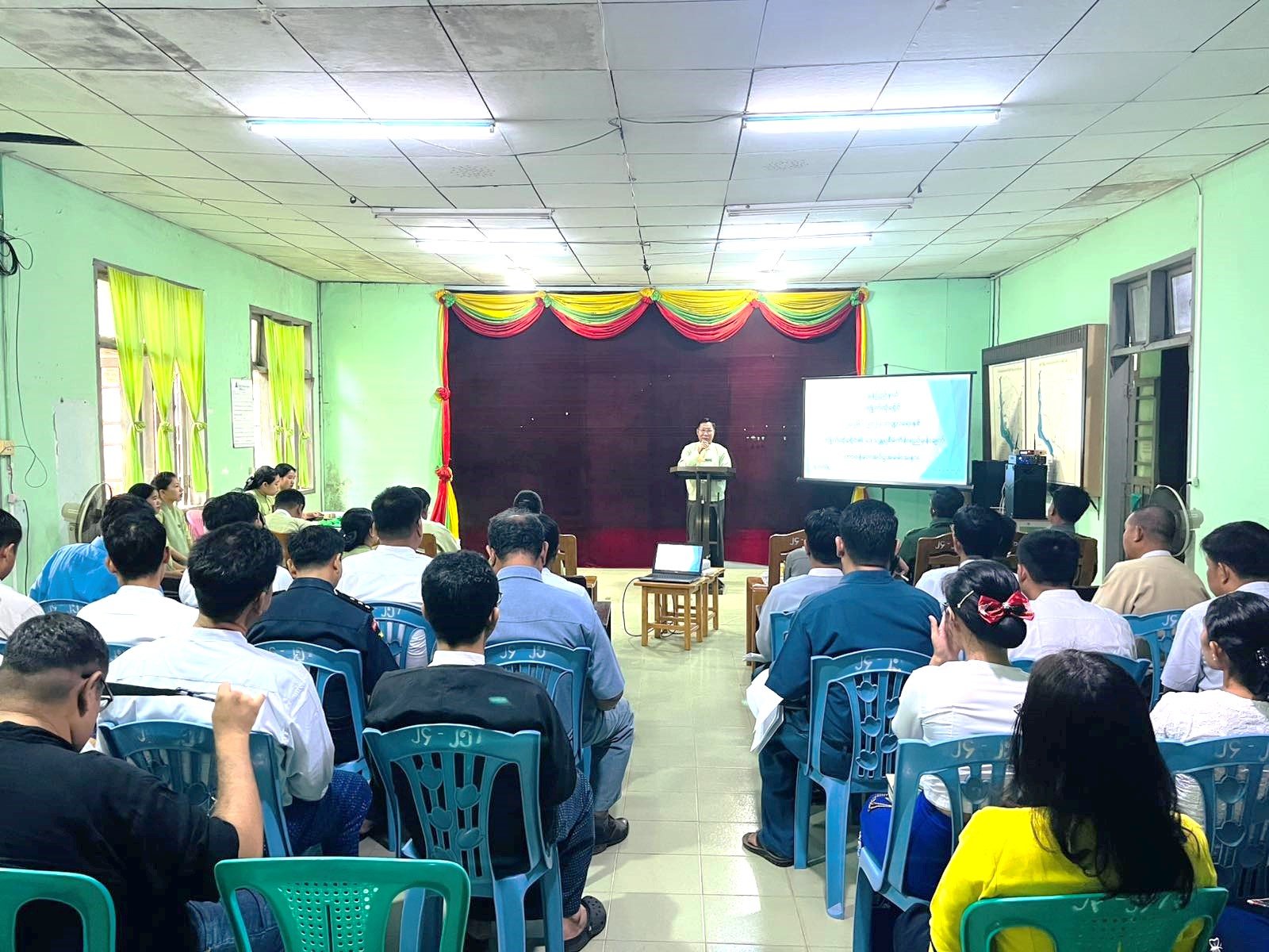 မွန်ပြည်နယ်၊ ကျိုက်ထိုခရိုင်၊ ကျိုက်ထိုမြို့၊ ခရိုင်အထွေထွေအုပ်ချုပ်ရေးဦးစီးဌာနရုံး၊ အစည်းအဝေး ခန်းမ၌ ကျင်းပပြုလုပ်သည့် ၂၀၂၆-၂၀၂၇ ဘဏ္ဍာရေးနှစ်၊ ကျိုက်ထိုခရိုင်ဒေသန္တရစီမံကိန်းရည်မှန်းချက် တာဝန်ပေးအပ်ပွဲအခမ်းအနားသို့ တက်ရောက်