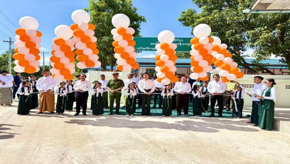 မန္တလေးတိုင်းဒေသကြီး၊ တံတားဦးခရိုင်၊ တံတားဦးမြို့နယ်၊ ဘလဲ့ဘကျေးရွာအုပ်စု၊ အုတ်ကျွတ်ဖို ကျေးရွာရှိ အမက(အုတ်ကျွတ်ဖို) ကျောင်းဆောင်သစ်အား လွှဲပြောင်းပေးအပ်ခြင်းအခမ်းအနားသို့ တက်ရောက်