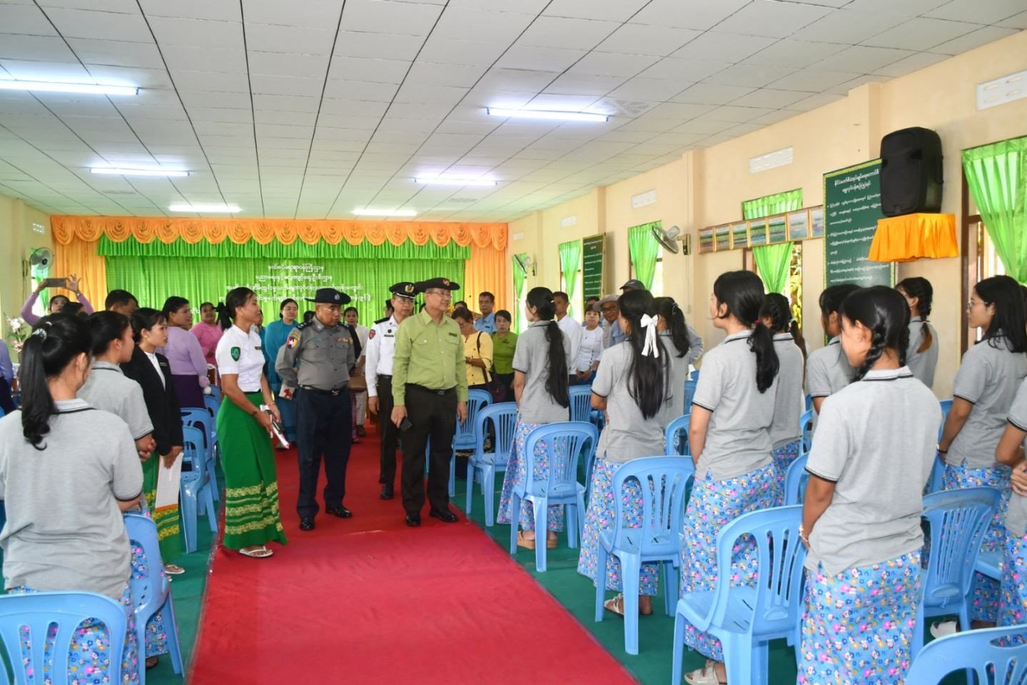 မြိတ်မြို့၊ ကန်ဖျားရပ်ကွက်၊ အမျိုးသမီးအိမ်တွင်းမှု သက်မွေးလုပ်ငန်းပညာသင်တန်းကျောင်း၌ ကျင်းပပြုလုပ်သည့် အဆင့်မြင့်အိမ်တွင်းမှုစက်ချုပ်သင်တန်း အမှတ်စဉ်(၁၃) သင်တန်းဖွင့်ပွဲအခမ်းအနားသို့ တက်ရောက်