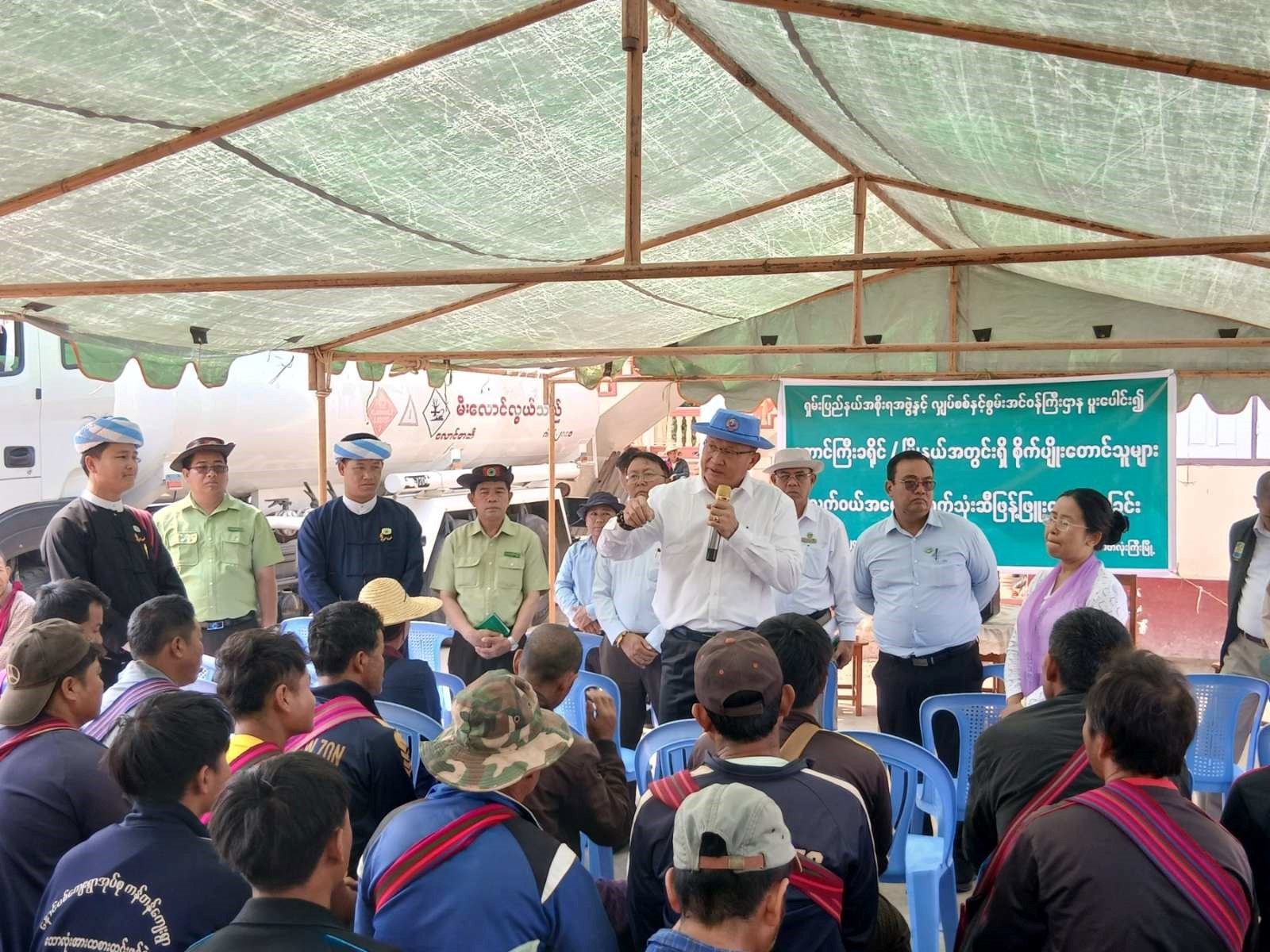 ရှမ်းပြည်နယ်၊ တောင်ကြီးခရိုင်၊ တောင်ကြီးမြို့နယ်၊ အသုံးတော်ကျေးရွာအုပ်စု၊ တွန်မုန်းကျေးရွာ၊ တွန်မုန်းဘုန်းကြီးကျောင်း၌ မြို့နယ်အတွင်းရှိ နွေစပါးစိုက်ပျိုးတောင်သူများထံသို့ လက်ဝယ်အရောက် စက်သုံးဆီဖြန့်ဖြူးရောင်းချခြင်းအခမ်းအနားသို့ တက်ရောက်