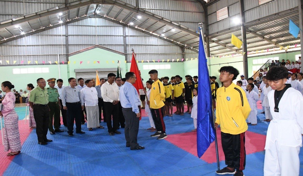 ကယားပြည်နယ်၊ လွိုင်ကော်ခရိုင်၊ လွိုင်ကော်မြို့၊ ဒေါဥခူရပ်ကွက်၊ ပြည်နယ်အားကစားကွင်း၌ ၂၀၂၆ ခုနှစ်၊ ပြည်နယ်လူငယ်ရေးရာကော်မတီ၊ အားကစားနှင့်ကာယပညာဦးစီးဌာနနှင့် ပညာရေးဌာနတို့ ပူးပေါင်း ဖွင့်လှစ်သည့် နွေရာသီအဆင့်မြင့်အားကစားသင်တန်းဖွင့်ပွဲအခမ်းအနားသို့ တက်ရောက်