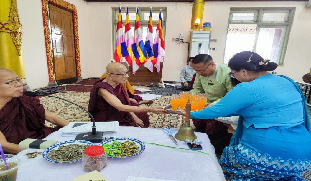 ကချင်ပြည်နယ်၊ မြစ်ကြီးနားခရိုင်၊ မြစ်ကြီးနားမြို့၊ မင်းရပ်ရပ်ကွက်၊ သာသနာ့ဗိမာန်တော်ကြီးတွင် စာဖြေသံဃာတော်များ/  သီလရှင်များနှင့် စာဖြေခန်းကြီးကြပ်ရေးဆရာတော်ကြီးများအား ဖျော်ရည်နှင့် ဝတ္ထုငွေများ ဆက်ကပ်လှူဒါန်း