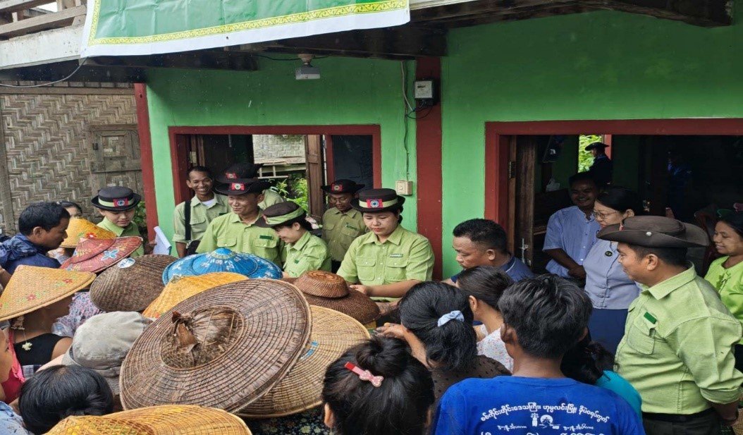 Inspected the distribution and sale of cooking oil conducted under the arrangement of the Region Government at the Ward Administration Office in Kho Pae Wa Ward, Homalin Township, Homalin District, Sagaing Region.