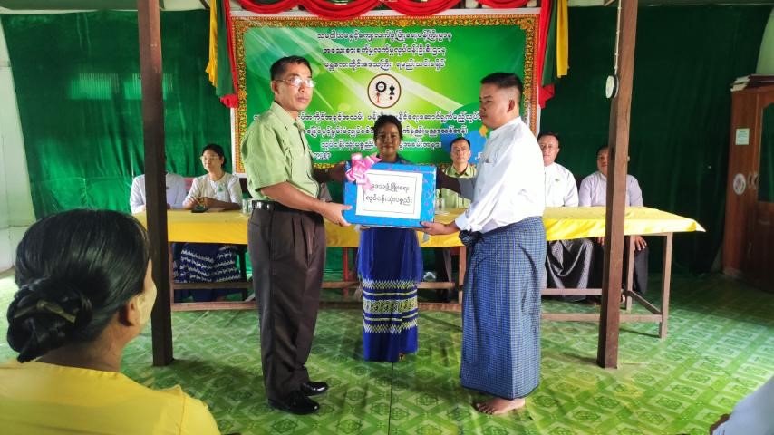 ရမည်းသင်းမြို့နယ်၊ ရွှေဒါးသာစည်ကျေးရွာအုပ်ချုပ်ရေးမှူးရုံး၌ ကျင်းပပြုလုပ်သည့် အခြေခံနှင့် မွမ်းမံလျှပ်စစ်သံဂဟေဆက်နည်းပညာသင်တန်း၌ လုပ်ငန်းသုံးပစ္စည်းများ ထောက်ပံ့ပေးအပ်ပွဲအခမ်းအနားသို့ တက်ရောက်