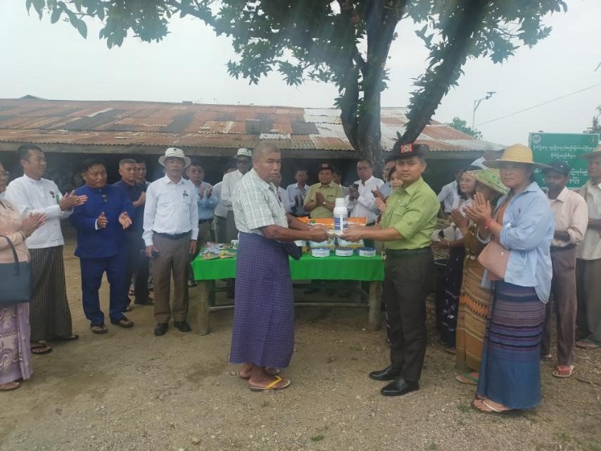 ရှမ်းပြည်နယ်၊ လားရှိုးခရိုင်၊ လားရှိုးမြို့နယ်၊ ဟူးမွန်ကျေးရွာ၊ ရေပူစမ်းလမ်းဘေးရှိ ဦးဟော်စိုက်ခင်း (လယ်ယာမြေ)၌ အီးအမ်(EM) ဘိုကာရှီမြေဆွေးလက်တွေ့ပြုလုပ်ခြင်းနှင့် သစ်စိမ်းမြေဩဇာ (ပိုက်ဆံလျှော်)ကြဲပတ်ခြင်း ကွင်းသရုပ်ပြပွဲအခမ်းအနားသို့ တက်ရောက်