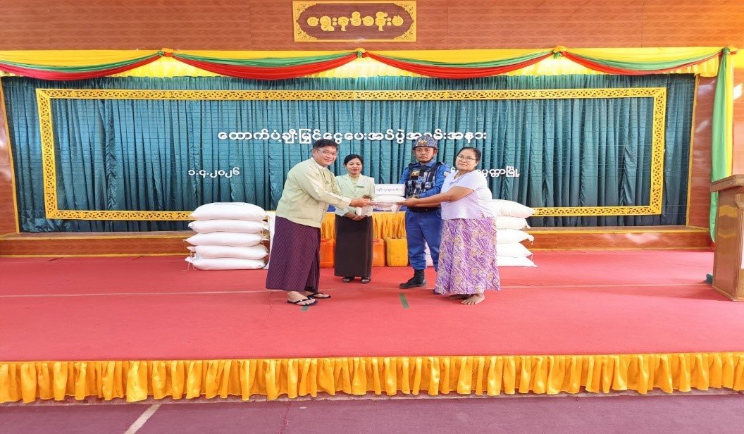 ပြည်သူ့လုံခြုံရေးနှင့်အကြမ်းဖက်နှိမ်နှင်းရေး(မြို့ပေါ်လုံခြုံရေး) အဖွဲ့များ၊ တပ်ဖွဲ့ဝင်မိသားစုများအား ဆန်၊ ဆီနှင့် ဝတ်စုံထောက်ပံ့ပေးအပ်ပွဲအခမ်းအနားသို့ တက်ရောက်
