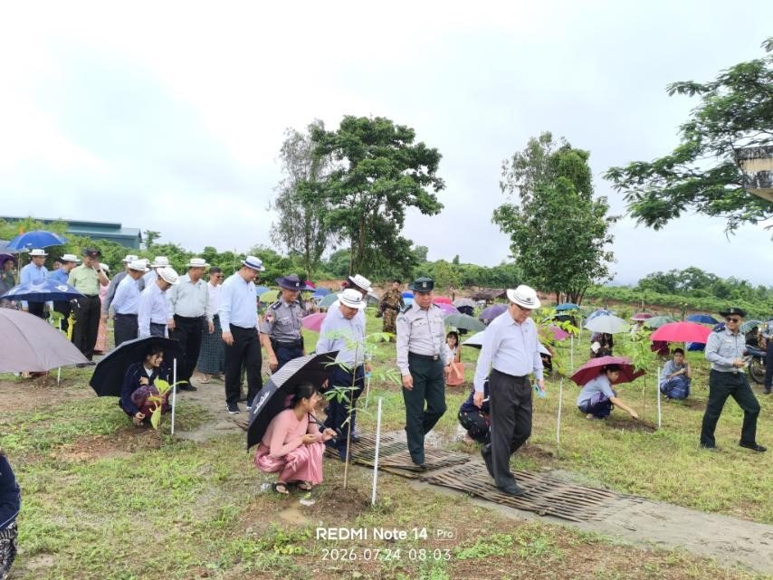 ကရင်ပြည်နယ်၊ ဘားအံခရိုင်၊ ဘားအံမြို့နယ်၊ ဘားအံစက်မှုဇုန်ကြီးကြပ်မှုကော်မတီရုံးအတွင်း၌ ကျင်းပ ပြုလုပ်သည့် ၂၀၂၆ ခုနှစ်၊ မိုးရာသီ(တတိယအကြိမ်)သစ်ပင်စိုက်ပျိုးပွဲအခမ်းအနားသို့ တက်ရောက်