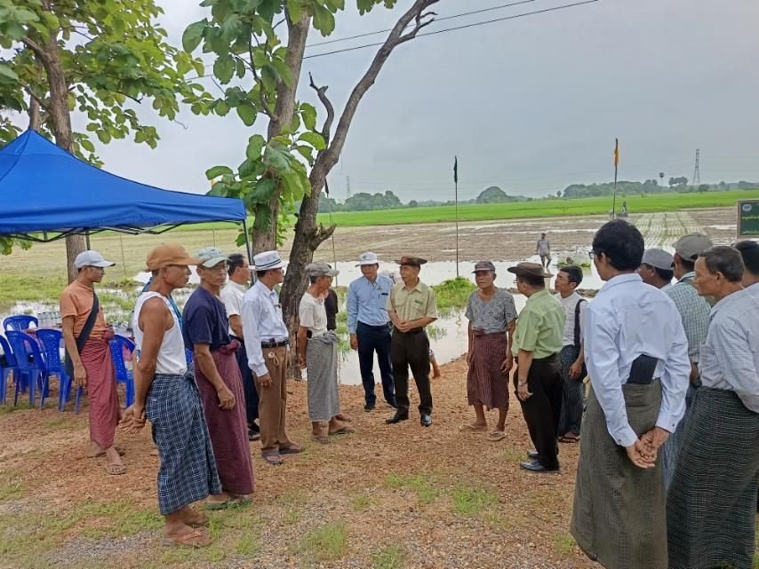 ပဲခူးတိုင်းဒေသကြီး၊ နတ်တလင်းခရိုင်၊ သဲကုန်းမြို့နယ်၌ ကျင်းပပြုလုပ်သည့် ရေဆင်းပေါ်ဆန်း(၁) စပါးအား လက်ဆွဲကောက်စိုက်စက်ဖြင့် စိုက်ပျိုးခြင်းကွင်းသရုပ်ပြပွဲအခမ်းအနားသို့ တက်ရောက်