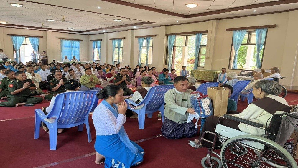 ကျိုင်းတုံမြို့၊ ဘိုးဘွားရိပ်သာ၌ ကျင်းပပြုလုပ်သည့် “အပြည်ပြည်ဆိုင်ရာသက်ကြီးပုဂ္ဂိုလ်များနေ့” အထိမ်းအမှတ်အဖြစ် သက်ကြီးဘိုး/ ဘွားများအား ပူဇော်ပွဲအခမ်းအနားသို့ တက်ရောက်