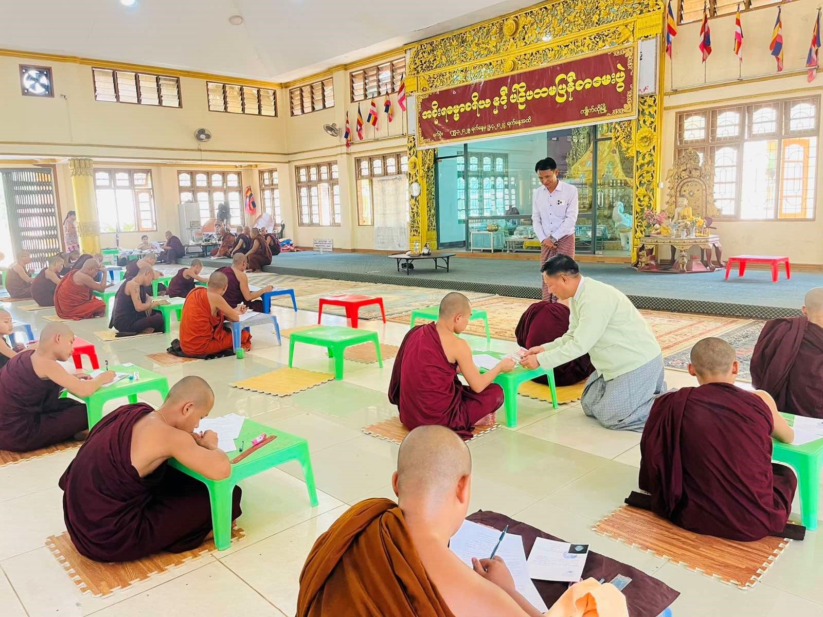 မွန်ပြည်နယ်၊ ကျိုက်ထိုခရိုင်၊ ကျိုက်ထိုမြို့နယ်၊ ကံ့ကော်ရပ်ကွက်ရှိ မြို့နယ်သာသနာ့ဗိမာန်တော်၌ ပါဠိပထမပြန်စာမေးပွဲတွင် သံဃာတော်များဓမ္မာစရိယစာမေးပွဲဖြေဆိုနေမှုအခြေအနေ များအား သွားရောက်ကြည့်ရှုခဲ့ပြီး ဝတ္တုငွေများ ဆက်ကပ်လှူဒါန်း