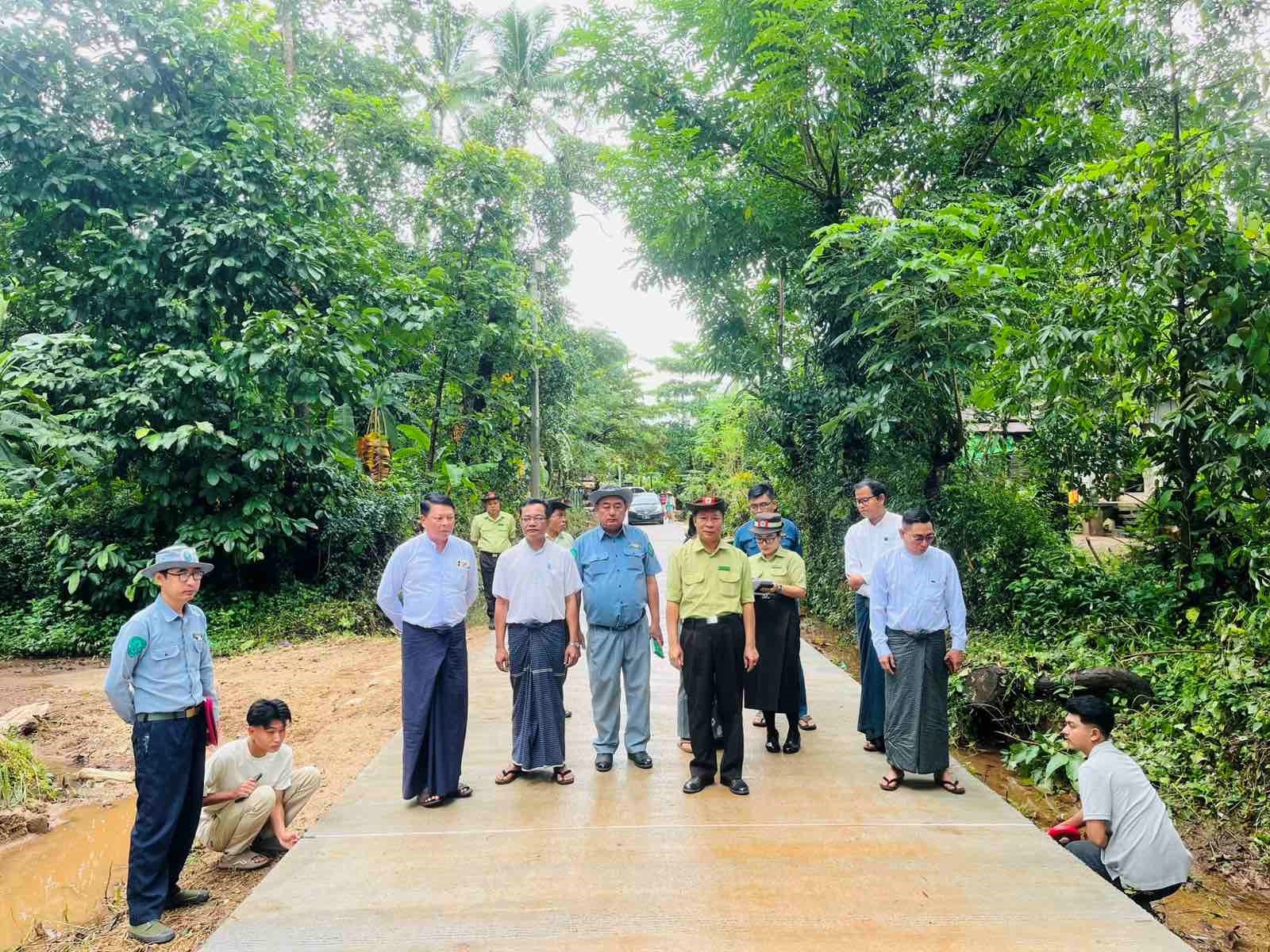 မွန်ပြည်နယ်၊ ကျိုက်ထိုခရိုင်လမ်းဦးစီးဌာန၏ ကျိုက်ပိကျေးရွာတောင်ပိုင်းနှင့် ရွာလယ်အောက်ပိုင်းဆက် လမ်းကွန်ကရစ်ခင်းခြင်းလုပ်ငန်းဆောင်ရွက်ပြီးစီးမှုအခြေအနေများအား ကွင်းဆင်းစစ်ဆေး