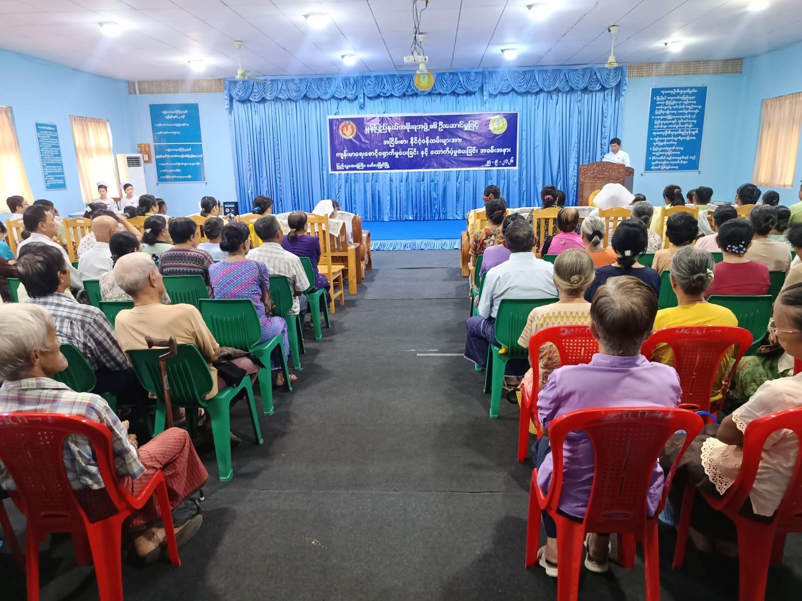မော်လမြိုင်မြို့နယ်ပြည်သူ့ဆေးရုံကြီး၌ ပြည်နယ်အစိုးရအဖွဲ့၏ ဦးဆောင်မှုဖြင့် ကျင်းပပြုလုပ်သည့် အငြိမ်းစားနိုင်ငံ့ဝန်ထမ်းများအား ကျန်းမာရေးစောင့်ရှောက်မှု ပေးခြင်းနှင့် ထောက်ပံ့မှုပေးခြင်းအခမ်းအနားသို့ တက်ရောက်