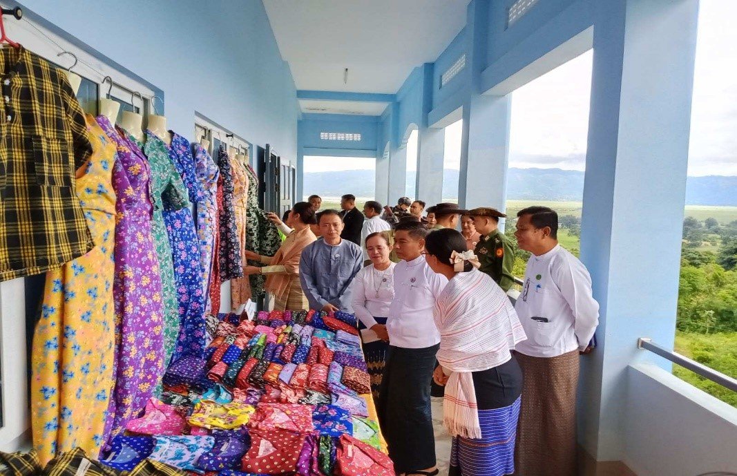 ရှမ်းပြည်နယ်၊ ကလောခရိုင်၊ ညောင်ရွှေမြို့နယ်၊ ညောင်ရွှေမြို့၊ ရွှေလဘုန်းကျေးရွာ၊ သက်မွေးပညာသင်တန်း ကျောင်းခန်းမ၌ ကျင်းပပြုလုပ်သည့် အခြေခံစက်ချုပ်သင်တန်း သင်တန်းဆင်းပွဲအခမ်းအနားသို့ တက်ရောက်