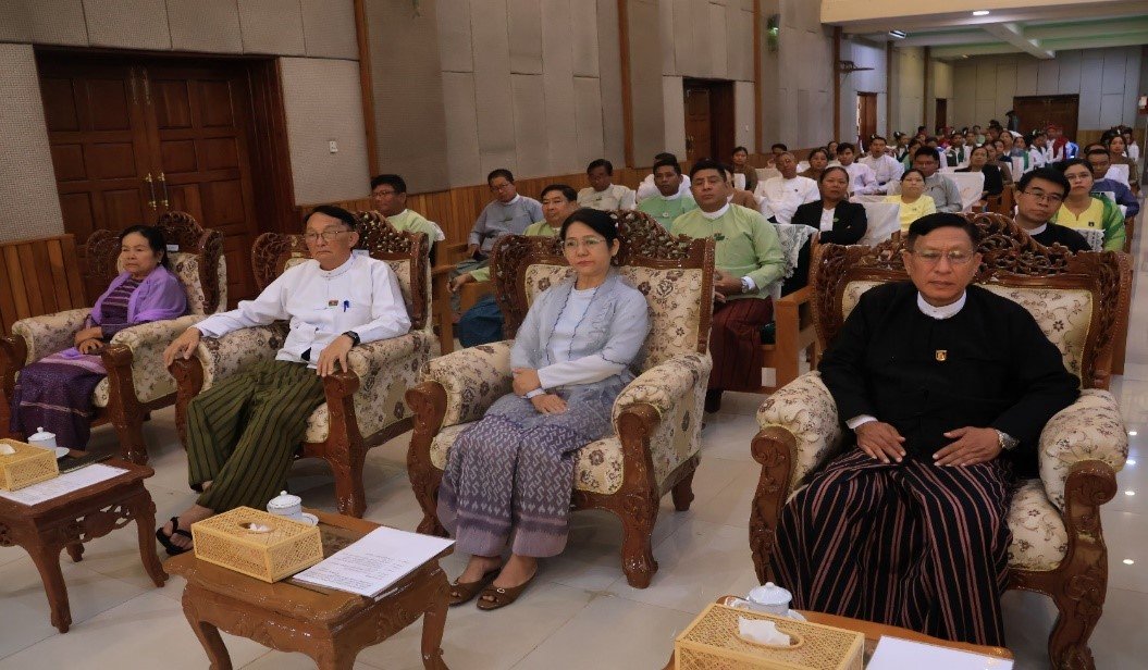 ကယားပြည်နယ်ခန်းမ၌ ကျင်းပပြုလုပ်သည့် (၂၇)ကြိမ်မြောက် မြန်မာ့ရိုးရာယဉ်ကျေးမှုအဆို၊ အက၊ အရေး၊ အတီးပြိုင်ပွဲ အောင်နိုင်ရေးအလံပေးအပ်ပွဲအခမ်းအနားသို့ တက်ရောက်