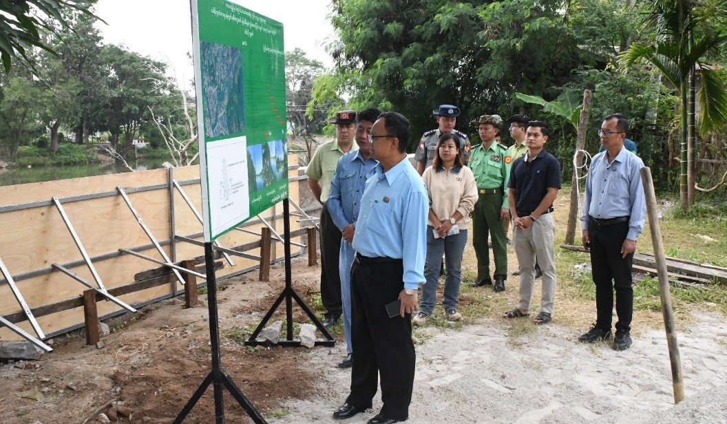ကယားပြည်နယ်၊ လွိုင်ကော်ခရိုင်၊ လွိုင်ကော်မြို့၊ ရှမ်းစုရပ်ကွက်၌ ကန္ဒရဝတီတံတားနှင့် ဒေါနိုးကူး တံတားကြားရှိ ဘီလူးချောင်းမြေထိန်းနံရံတည်ဆောက်နေမှုအခြေအနေများအား ကြည့်ရှုစစ်ဆေး