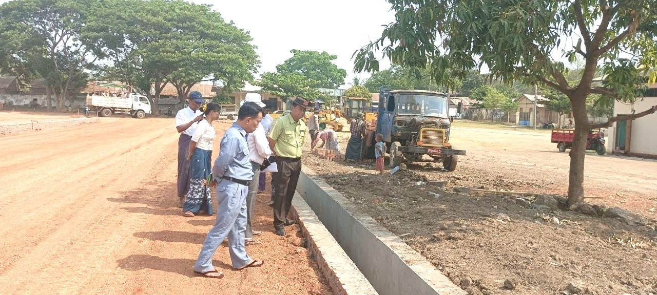 မကွေးတိုင်းဒေသကြီး၊ မင်းဘူးခရိုင်၊ မင်းဘူးမြို့၊ ခရိုင်အားကစားကွင်းအတွင်း အဆင့်မြှင့်တင်ခြင်း လုပ်ငန်းတွင်ပါဝင်သည့် အပြင်ပတ်လမ်း၊ အတွင်းပတ်လမ်း အုတ်ရေမြောင်းပြုလုပ်နေမှုအခြေအနေ များအား ကြည့်ရှုစစ်ဆေး