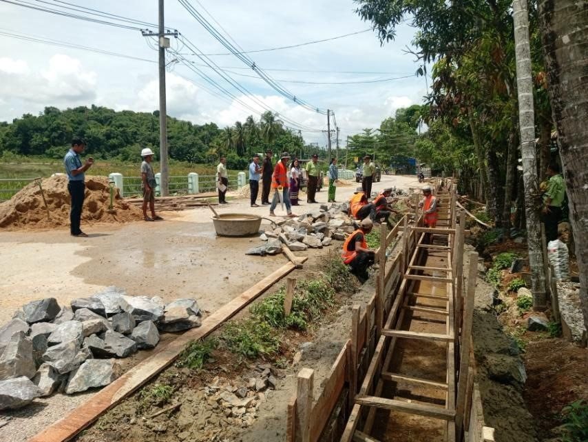 Inspection of the completed drainage excavation and stone-retaining wall construction in Aung Mingalar Ward, Bokpyin Township, Bokpyin District, Tanintharyi Region.