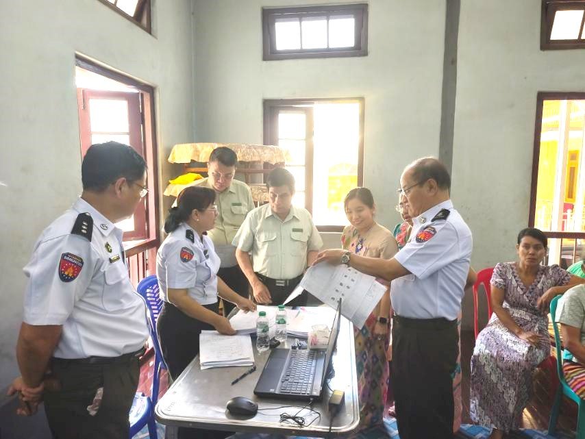 ရန်ကုန်တိုင်းဒေသကြီး၊ ကမာရွတ်ခရိုင်၊ ဗဟန်းမြို့နယ်၊ ငါးထပ်ကြီးတောင်ရပ်ကွက်၊ တောင်တွင်းကြီး ဘုန်းကြီးကျောင်းတိုက်၌ ရက်(၁၀၀)စီမံချက်ဖြင့် ရပ်ကွက်အတွင်းရှိပြည်သူများအား နိုင်ငံသားစိစစ်ရေး ကတ်ပြားနှင့် UID ကောက်ယူခြင်းလုပ်ငန်းဆောင်ရွက်နေမှုအား ကြည့်ရှုစစ်ဆေး