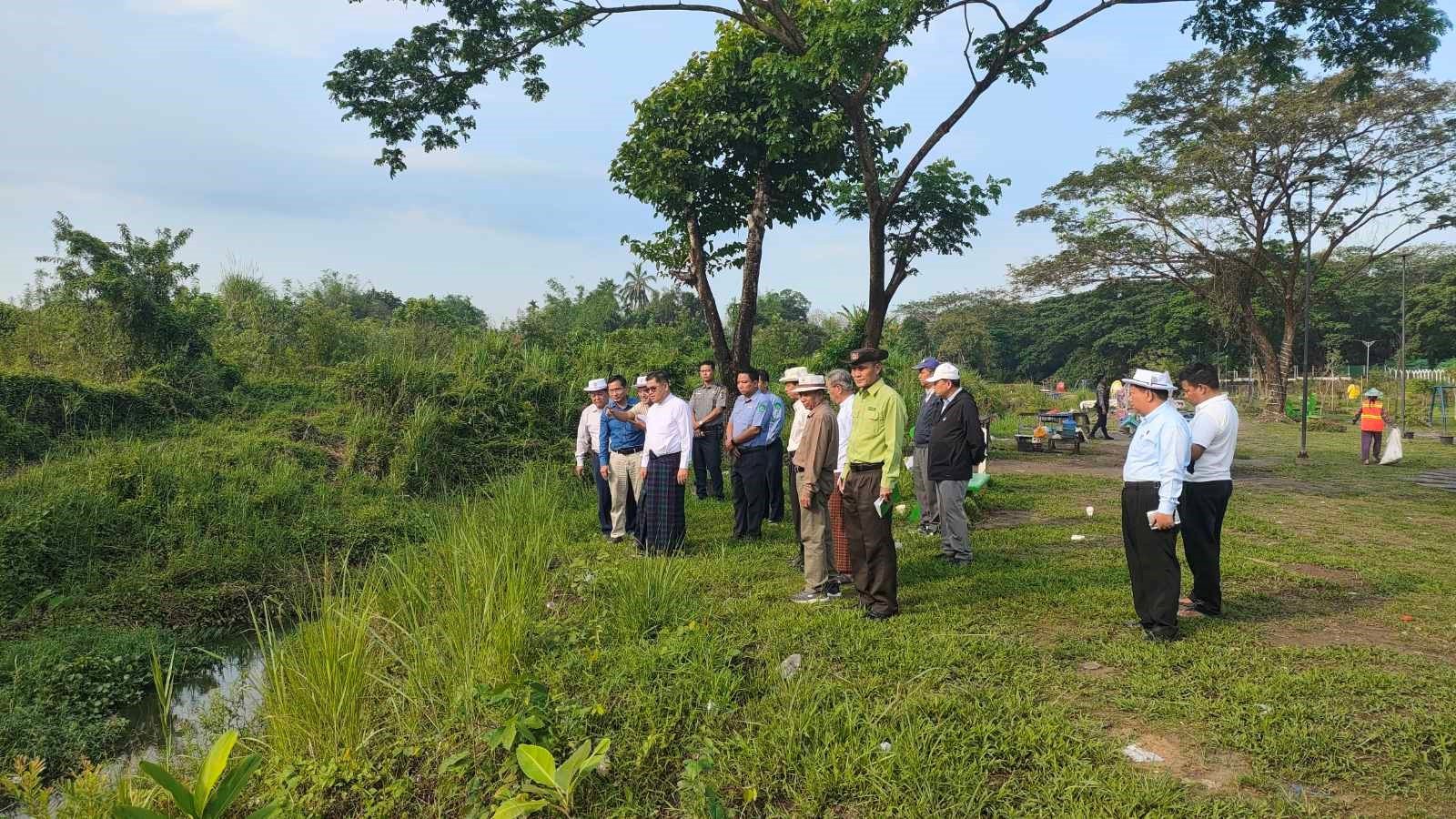 ကချင်ပြည်နယ်၊ မြစ်ကြီးနားခရိုင်၊ မြစ်ကြီးနားမြို့၌ လမ်းဘေးရေမြောင်းများတူးဖော်ဆောင်ရွက်ရေးနှင့် လမ်းဘေးဝဲယာတစ်လျှောက် အရိပ်ရလေကာပင်များစိုက်ပျိုးနိုင်ရေးအတွက် ကြည့်ရှုစစ်ဆေး