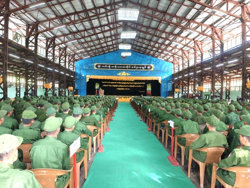 မြိတ်မြို့၊ ကမ်းရိုးတန်းဒေသစစ်ဌာနချုပ်၊ တိုင်းရန်အောင် ခန်းမ၌ ကျင်းပပြုလုပ်သည့် စစ်မှုထမ်းတာဝန်ကျေပွန်စွာထမ်းဆောင်ပြီးသည့် ပြည်သူ့စစ်မှုထမ်းများအား ပြည်သူ့စစ်မှုထမ်းဆောင်ပြီးကြောင်း လက်မှတ်များပေးအပ်ခြင်းအခမ်းအနားသို့ တက်ရောက်