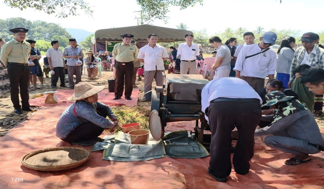 ရှမ်းပြည်နယ်၊ မိုင်းယောင်းခရိုင်၊ မိုင်းယောင်းမြို့နယ်၊ မုန်းလိုက်ကျေးရွာအုပ်စုတွင် စိုက်ပျိုးရေးဦးစီး ဌာနမှ ကျင်းပပြုလုပ်သည့် တောင်သူ ဦးနွဲ့အောင်၏ လယ်ဧကအတွင်း ရေဆင်းပေါ်ဆန်း-၁ စမ်းသပ် စိုက်ပျိုးထားရှိမှု ကွင်းလက်တွေ့သရုပ်ပြပွဲသို့ တက်ရောက်