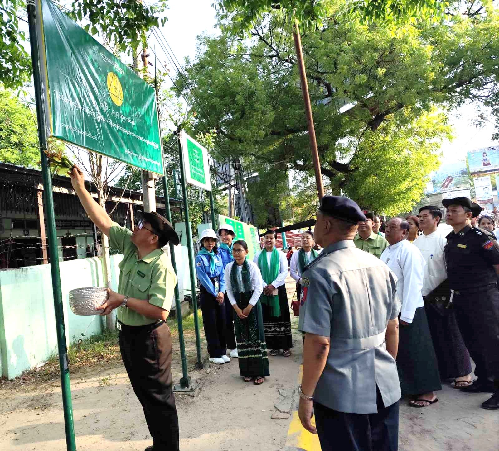 မန္တလေးတိုင်းဒေသကြီး၊ မြင်းခြံခရိုင်၊ မြင်းခြံမြို့နယ်အတွင်းရှိ ကျောင်းများရှေ့၌ ကျောင်းအပ်နှံရေး ဆိုင်းဘုတ်စိုက်ထူပွဲအခမ်းအနားသို့ တက်ရောက်