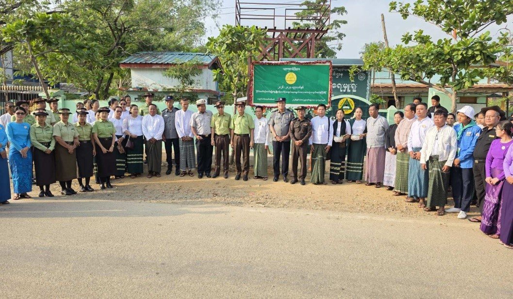 မန္တလေးတိုင်းဒေသကြီး၊ ရမည်းသင်းခရိုင်၊ ရမည်းသင်းမြို့၊ ဝါတိုးရပ်ကွက်ရှိ အထက(၅)ကျောင်းရှေ့နှင့် အောင်မင်္ဂလာရပ်ကွက်ရှိ အထက(၁)ကျောင်းရှေ့တို့၌ ကျောင်းအပ်နှံရေးဆိုင်းဘုတ်စိုက်ထူပွဲအခမ်းအနားသို့ တက်ရောက်