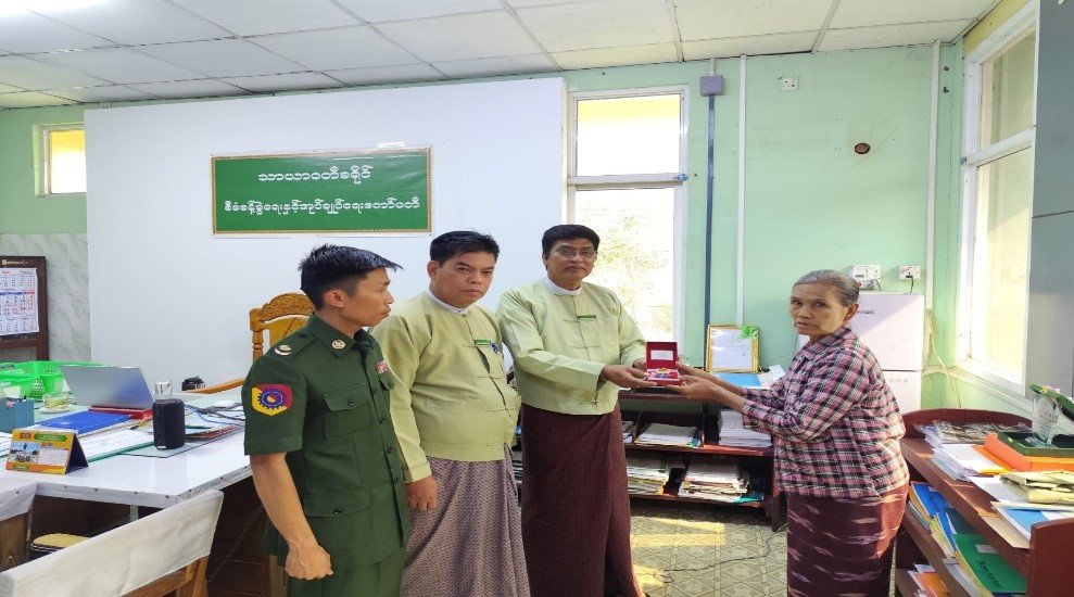 ပဲခူးတိုင်းဒေသကြီး၊ သာယာဝတီခရိုင်၊ သာယာဝတီမြို့နယ်၊ ခရိုင်အုပ်ချုပ်ရေးမှူးရုံးခန်းမ၌ ကျဆုံးခဲ့သည့် အုပ်ချုပ်ရေးမှူး၊ ရာအိမ်မှူးနှင့်ဆယ်အိမ်မှူးတို့၏မိသားစုများထံသို့ ဂုဏ်ထူးဆောင်ဘွဲ့တံဆိပ်များ ချီးမြှင့်အပ်နှင်း