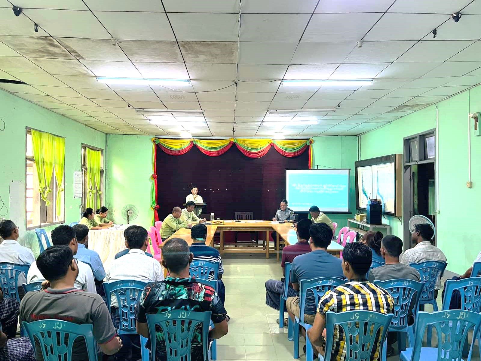 မွန်ပြည်နယ်၊ ကျိုက်ထိုခရိုင်၊ ကျိုက်ထိုမြို့၊ ခရိုင်အထွေထွေအုပ်ချုပ်ရေးဦးစီးဌာနရုံး၊ အစည်းအဝေးခန်းမ၌ စက်သုံးဆီလုပ်ငန်းပိုင်ရှင်များအား တွေ့ဆုံဆွေးနွေး