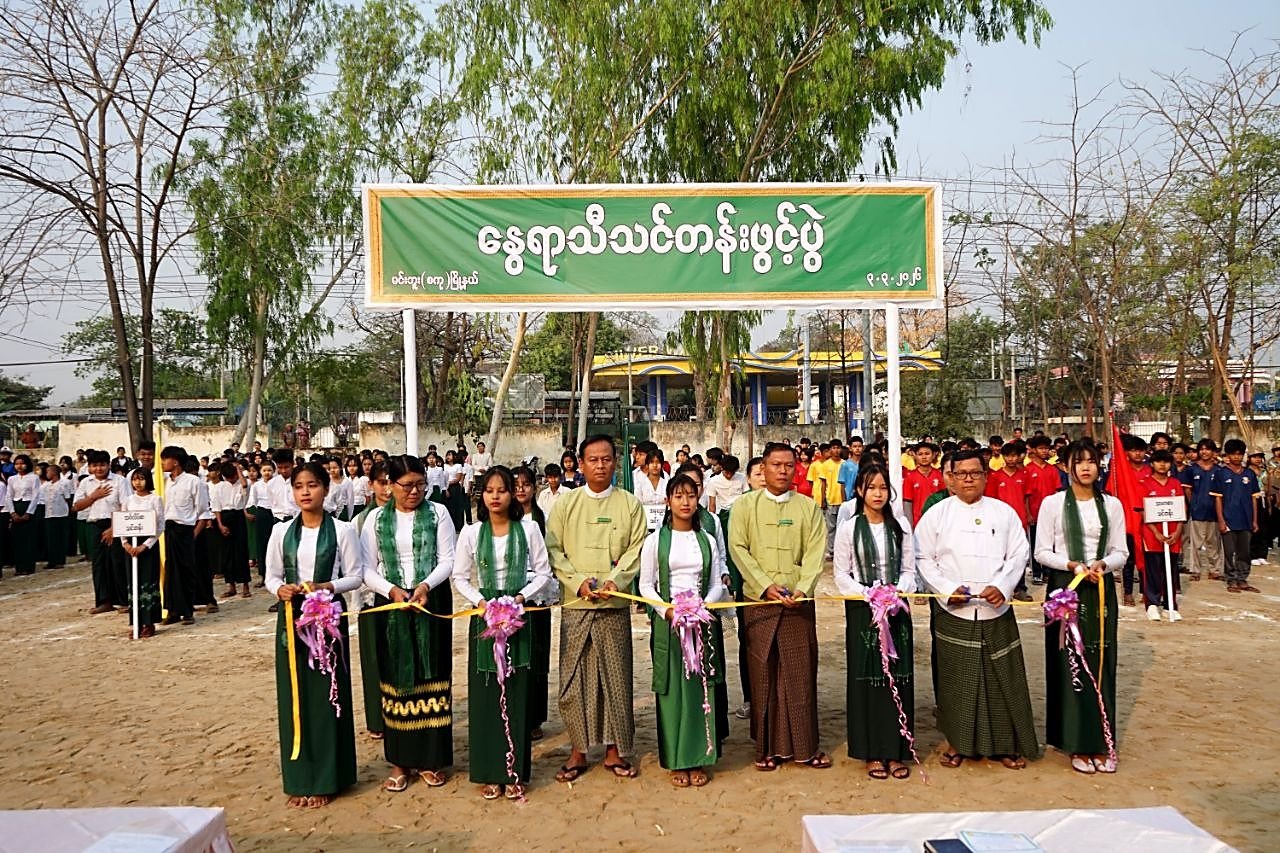 မကွေးတိုင်းဒေသကြီး၊ မင်းဘူးခရိုင်၊ မင်းဘူးမြို့၊ အမှတ်(၁)အခြေခံပညာအထက်တန်းကျောင်း အားကစားကွင်း၌ ကျင်းပပြုလုပ်သော ၂၀၂၅-၂၀၂၆ ပညာသင်နှစ် နွေရာသီသင်တန်းဖွင့်ပွဲ အခမ်းအနားသို့ တက်ရောက်