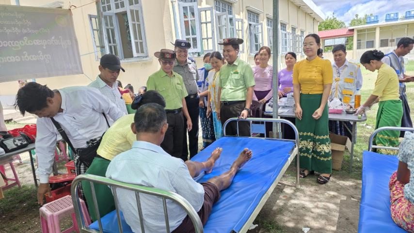 မန္တလေးတိုင်းဒေသကြီး၊ ရမည်းသင်းခရိုင်၊ ပျော်ဘွယ်မြို့နယ်၊ ယင်းတော်တိုက်နယ်ဆေးရုံတွင် ခရိုင် ပြည်သူ့ဆေးရုံမှအထူးကုဆရာဝန်များက ဒေသခံပြည်သူများကို ကွင်းဆင်းကုသပေးနေမှုအခြေအနေ များအား ကြည့်ရှုအားပေး