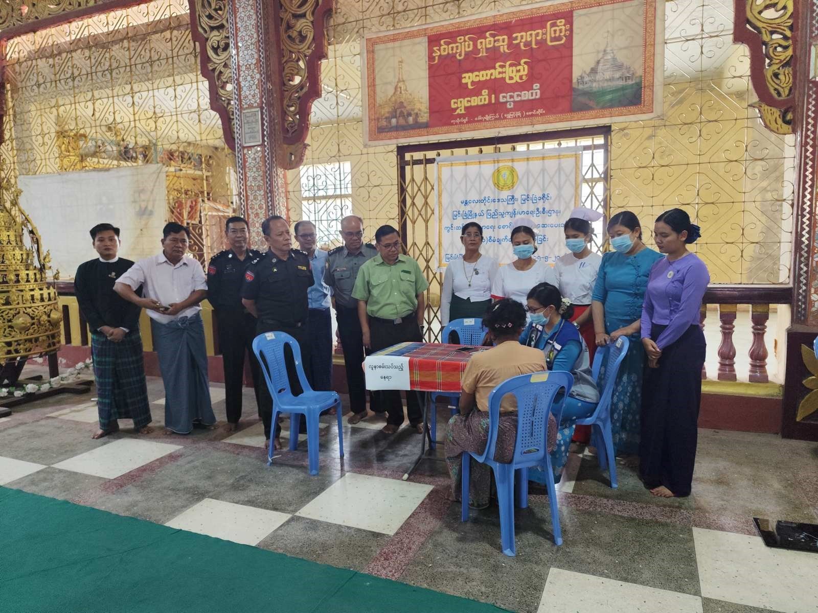 မန္တလေးတိုင်းဒေသကြီး၊ မြင်းခြံခရိုင်၊ မြင်းခြံမြို့၊ အမှတ် ၁၂ ရပ်ကွက်ရှိ နှစ်ကျိပ်ရှစ်ဆူဘုရားကြီး အတွင်း၌ သက်ကြီးဘိုးဘွားများအား ကွင်းဆင်း၍ ကျန်းမာရေးစောင့်ရှောက်ပေးနေမှုအား ကြည့်ရှုအားပေး