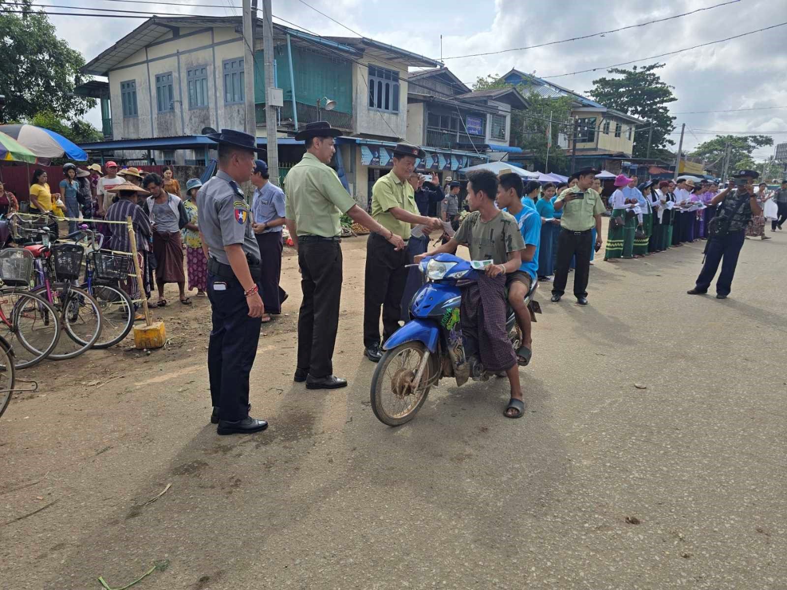 ပဲခူးတိုင်းဒေသကြီး၊ ညောင်လေးပင်ခရိုင်၊ ညောင်လေးပင်မြို့၊ မြို့မစျေးနှင့်ပျံကျစျေးအနီး လူစည်ကားရာ နေရာများ၌ ၂၀၂၆-၂၀၂၇ ပညာသင်နှစ် ကျောင်းအပ်နှံရေးလှုပ်ရှားမှုလက်ကမ်းစာစောင်များ ဖြန့်ဝေ