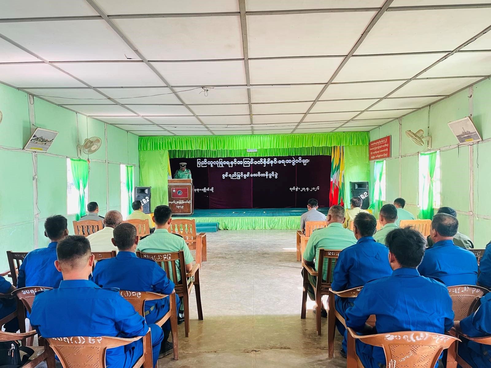 မွန်ပြည်နယ်၊ ကျိုက်ထိုခရိုင်၊ ကျိုက်ထိုမြို့၊ အမှတ်(၂)ခြေမြန်တပ်ရင်းရှိ သီဟသူရဌေးမြင့်ခန်းမ၌ ကျင်းပပြုလုပ်သည့် ပြည်သူ့လုံခြုံရေးနှင့်အကြမ်းဖက်နှိမ်နင်းရေးအဖွဲ့ဝင်များ စွမ်းရည်မြှင့်မွမ်းမံ သင်တန်းဖွင့်ပွဲအခမ်းအနားသို့ တက်ရောက်