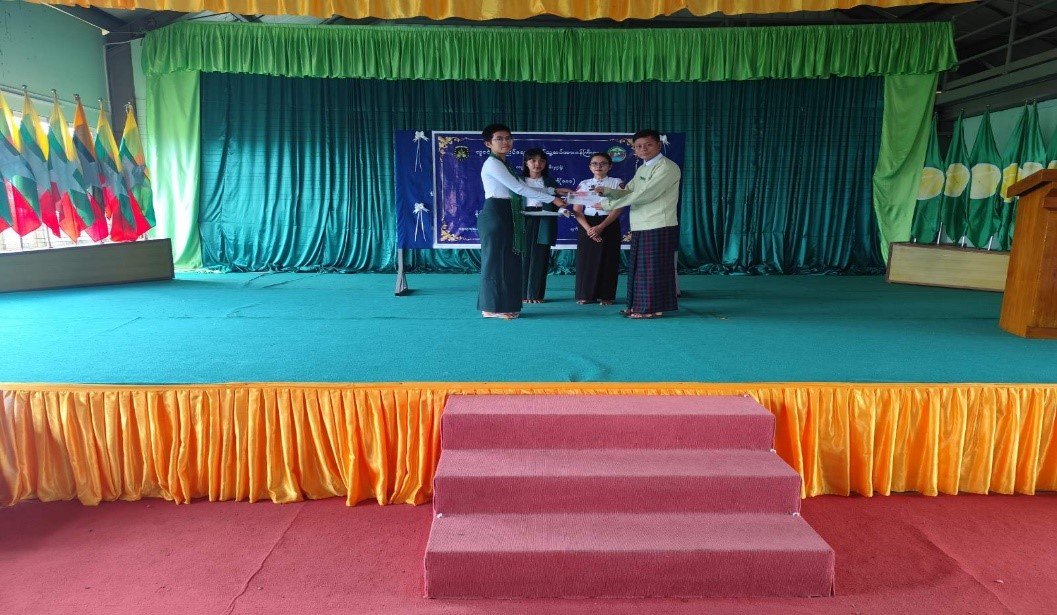 ဧရာဝတီတိုင်းဒေသကြီး၊ လပွတ္တာခရိုင်၊ လပွတ္တာမြို့၊ အမှတ်(၅)ရပ်ကွက်၊ အထက(၁)ကျောင်း၌ ကျင်းပ ပြုလုပ်သည့် နိုင်ငံတော်အစိုးရ၏ရက်(၁၀၀)လမင်းစီမံချက်ဖြင့် ကျောင်းသား/ သူများအား နိုင်ငံသား စိစစ်ရေးကတ်နှင့် UID ကတ်များပေးအပ်ပွဲအခမ်းအနားသို့ တက်ရောက်