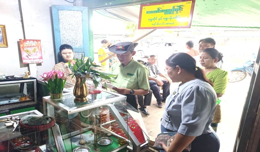 စစ်ကိုင်းတိုင်းဒေသကြီး၊ ဟုမ္မလင်းခရိုင်၊ ဟုမ္မလင်းမြို့ပေါ်ရှိ ရွှေအရောင်းဆိုင်များ၌ သတ်မှတ်ထားသည့် ညွှန်ကြားချက်များနှင့်အညီ ရောင်းချမှုရှိ/ မရှိအား ကွင်းဆင်းစစ်ဆေး