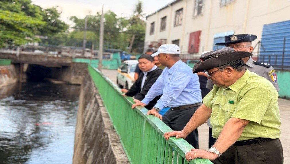 ရန်ကုန်တိုင်းဒေသကြီး၊ အလုံခရိုင်၊ အလုံမြို့နယ်၊ ရပ်ကွက်များအတွင်းရှိ ချောင်းများရေစီးရေလာ ကောင်းမွန်ရေး၊ မိုးရာသီရေကြီးရေလျှံမှုမရှိစေရေးနှင့် မြို့တော်သန့်ရှင်းသာယာလှပစေရေးအတွက် မြစ်ထွက်ပေါက်များ ရှင်းလင်းဆောင်ရွက်နေမှုအခြေအနေအား ကွင်းဆင်းစစ်ဆေး
