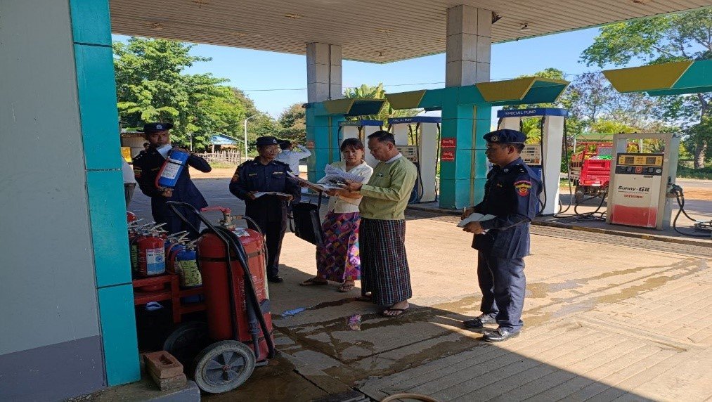 မကွေးတိုင်းဒေသကြီး၊ မင်းဘူး-စကုသွားကားလမ်းမပေါ်ရှိ စက်သုံးဆီအရောင်းဆိုင်များ၌ အယ်လ်နီညိုဖြစ်စဉ်ကြောင့် အပူချိန်မြင့်မားပြီး မီးလောင်ကျွမ်းမှုအန္တရာယ်မှ ကာကွယ်နိုင်ရေး အတွက် ကြိုတင်ပြင်ဆင်ထားရှိမှုအခြေအနေများအား ကြည့်ရှုစစ်ဆေး