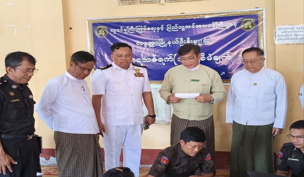 ဧရာဝတီတိုင်းဒေသကြီး၊ လပွတ္တာခရိုင်၊ လပွတ္တာမြို့နယ်၊ လူဝင်မှုကြီးကြပ်ရေးနှင့်ပြည်သူ့အင်အား ဝန်ကြီးဌာန မြို့နယ်ဦးစီးမှူးရုံး၌ အိမ်ထောင်စုဇယားပုံစံ(၁၀)နှင့် နိုင်ငံသားစိစစ်ရေးကတ်များပြုလုပ် ဆောင်ရွက်ပေးနေမှုအခြေအနေများအား ကြည့်ရှုစစ်ဆေး