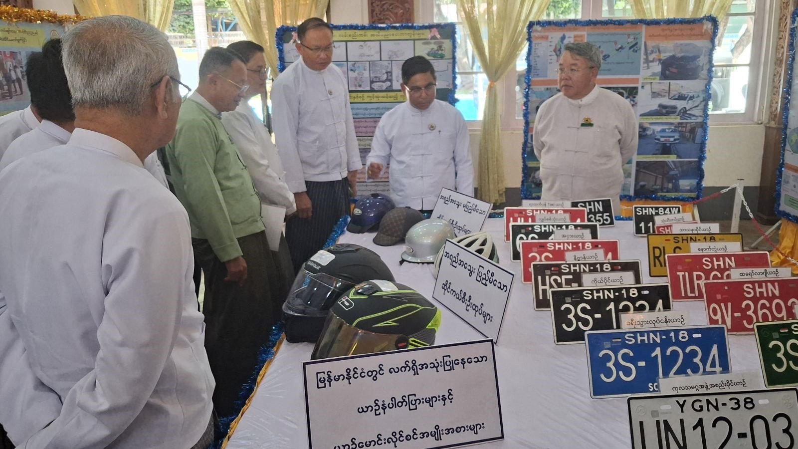 ရှမ်းပြည်နယ်၊ တောင်ကြီးမြို့နယ်၊ သစ်တောရပ်ကွက်၊ မြို့တော်ခန်းမ၌ ပြည်နယ်လူငယ်ရေးရာ ကော်မတီမှကြီးမှူးကျင်းပသည့် ယာဉ်စည်းကမ်း၊ လမ်းစည်းကမ်း အသိပညာပေးဟောပြောပွဲ အခမ်းအနားသို့ တက်ရောက်