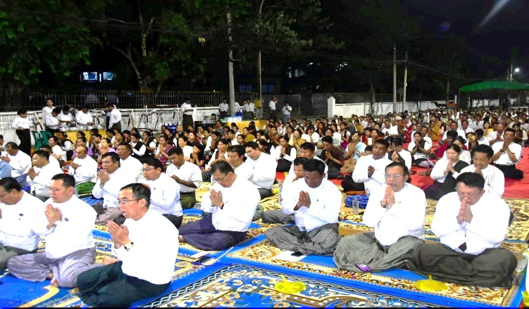 ပဲခူးတိုင်းဒေသကြီး၊ ပဲခူးခရိုင်၊ ပဲခူးမြို့၊ ရုံးကြီးရပ်ကွက်၊ တိုင်းဒေသကြီးအစိုးရအဖွဲ့ရုံးရှေ့ ဓမ္မသဘင် မဏ္ဍပ်၌ ကျင်းပပြုလုပ်သည့် မြန်မာနှစ်သစ်ကူးတရားသဘင်ပူဇော်ပွဲ အခမ်းအနားသို့ တက်ရောက်