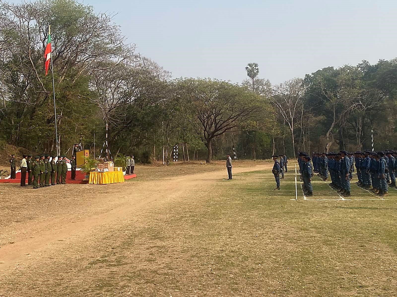 ပြည်ထောင်စုနယ်မြေ၊ နေပြည်တော်၊ ပျဉ်းမနားခရိုင်၊ ပျဉ်းမနားမြို့နယ်၊ ရွာကောက်ရပ်ကွက်၊ အမှတ် (၈၅) ခြေလျင်တပ်ရင်း၊ စစ်ရေးပြကွင်း၌ ပြည်သူ့လုံခြုံရေးနှင့် အကြမ်းဖက်နှိမ်နင်းရေးအဖွဲ့ (ပလကဖ) များအား ထောက်ပံ့ပေးအပ်တွေ့ဆုံပွဲ အခမ်းအနားသို့ တက်ရောက်