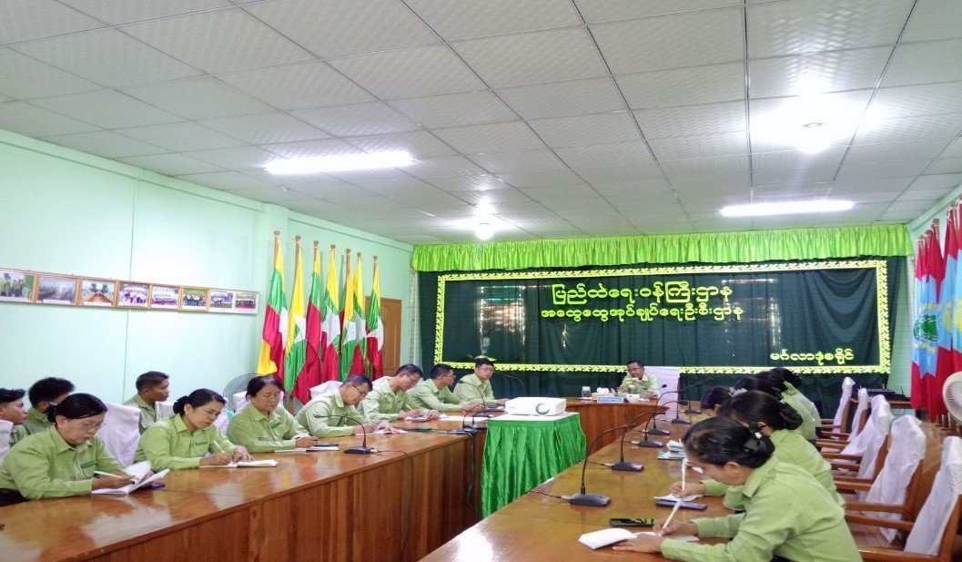 ရန်ကုန်တိုင်းဒေသကြီး၊ မင်္ဂလာဒုံခရိုင်၊ မင်္ဂလာဒုံမြို့၊ ခရိုင်အထွေထွေအုပ်ချုပ်ရေးဦးစီးဌာန အစည်းအဝေး ခန်းမ၌ ခရိုင်အထွေထွေအုပ်ချုပ်ရေးဦးစီးဌာနဝန်ထမ်းများအား တည်ဆဲဥပဒေ၊ နည်းဥပဒေ၊ ညွှန်ကြားချက်များနှင့်အညီ လိုက်နာလုပ်ကိုင်ဆောင်ရွက်စေရေး ဆွေးနွေးပြောကြား