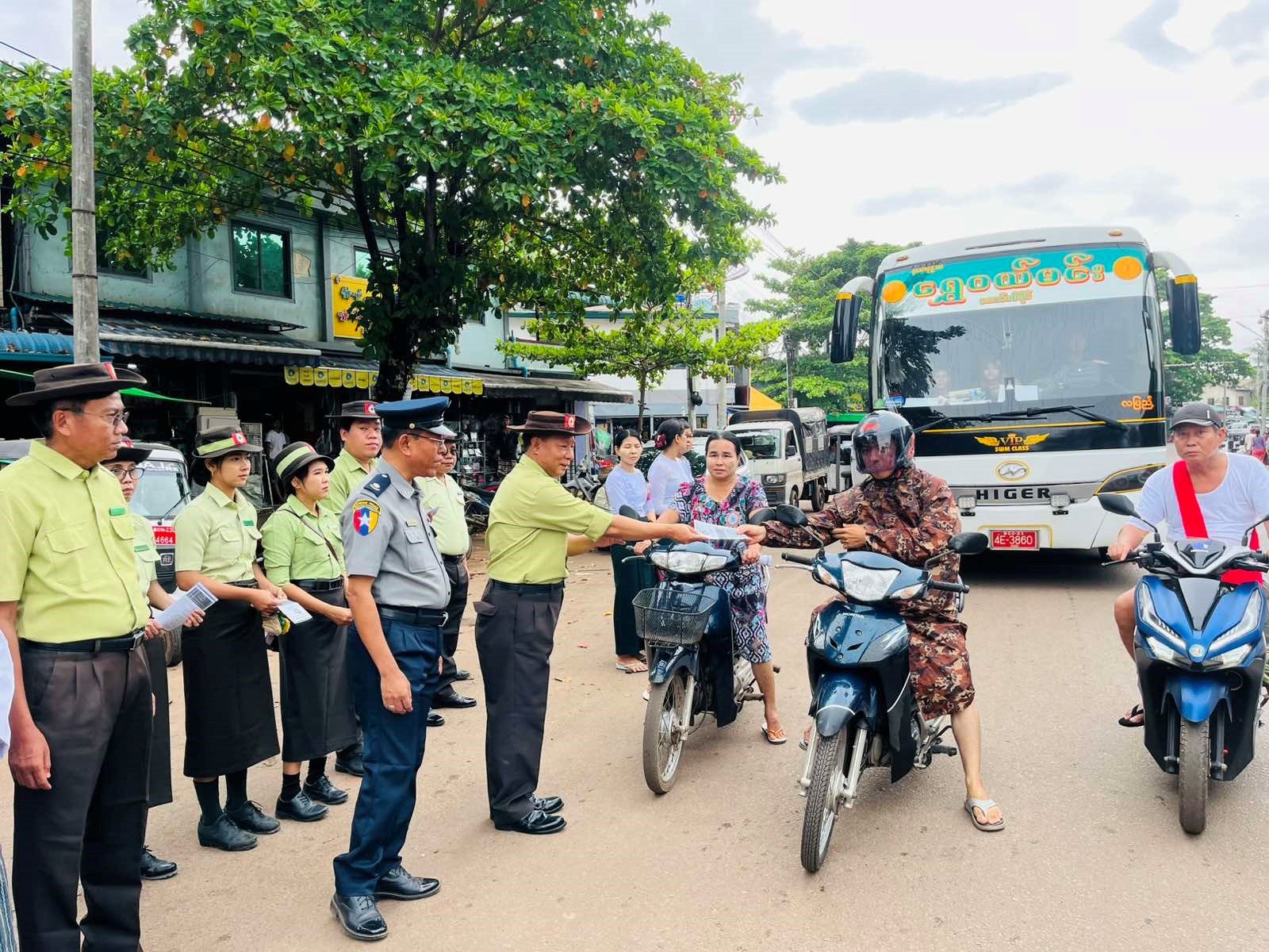 မွန်ပြည်နယ်၊ ကျိုက်ထိုခရိုင်၊ ကျိုက်ထိုမြို့နယ်၊ ကံ့ကော်ရပ်ကွက်ရှိ ပြည်သူ့ဈေးရှေ့၌ ၂၀၂၆-၂၀၂၇ ပညာသင်နှစ် ကျောင်းနေအရွယ်ကလေးများအားလုံး အပြည့်အဝကျောင်းအပ်နိုင်ရေးအတွက် ကျောင်းအပ်နှံရေး လက်ကမ်းစာစောင်များ ဖြန့်ဝေ
